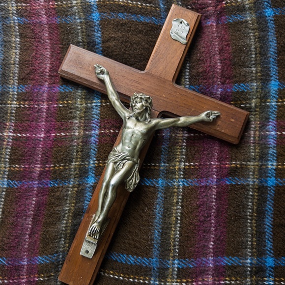 Vintage Wooden Hanging Crucifix - Picture 2 of 2